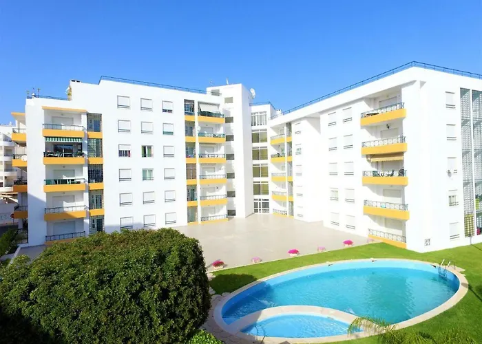 Quiet Apartment Overlooking The Swimming Pool